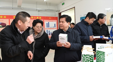 原內(nèi)蒙古自治區(qū)黨委書記李紀恒蒞臨公司考察指導(dǎo)產(chǎn)業(yè)化扶貧工作